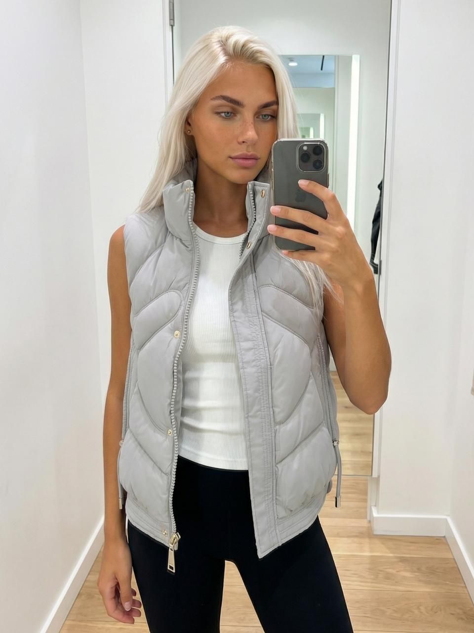 Fashion нейросъемка жилета женского